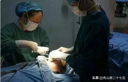 龅牙妹因为丑生活处处受挫，下定决心整容后，人生发生大翻转