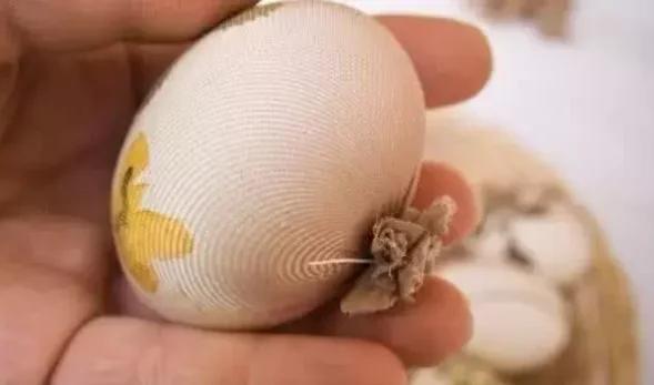 女子街边摆摊卖鸡蛋客户全买走,女子街头卖鸡蛋