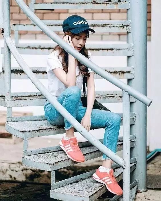 楼梯背景怎么拍照姿势好看,在废弃楼梯怎么复古拍照