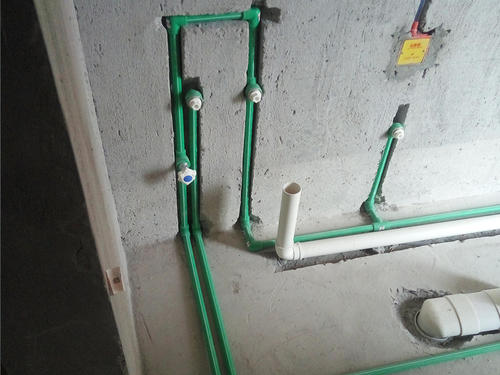 靠近卫生间墙面起皮怎么补救,卫生间地面防水起皮是怎么回事