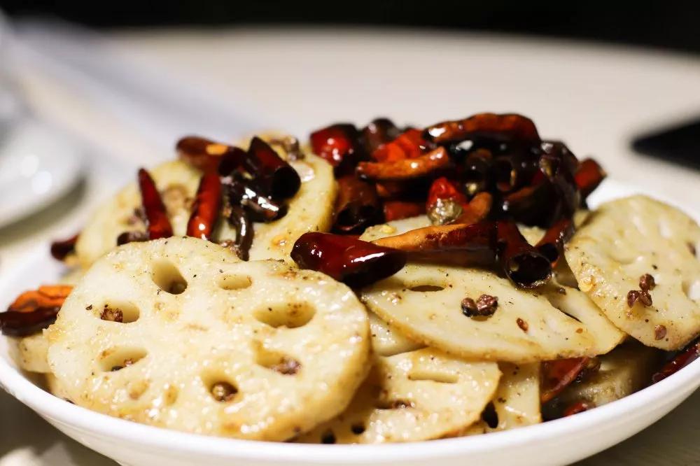 西双版纳告庄西双景星光夜市，为什么那么多人喜欢她？