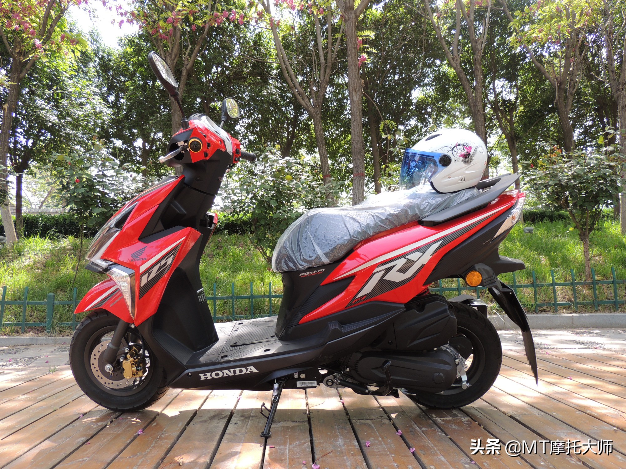 新大洲本田裂行rx125对比豪爵踏板,本田裂行125驾驶体验