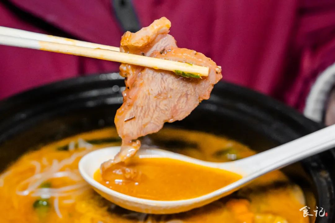 真的假的？万达清冷的夜市中，竟藏着踩点也要去吃的砂锅麻辣烫…