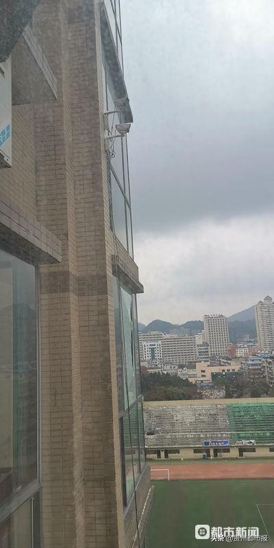 门店玻璃多次被枪击,居民楼遭袭多人死伤