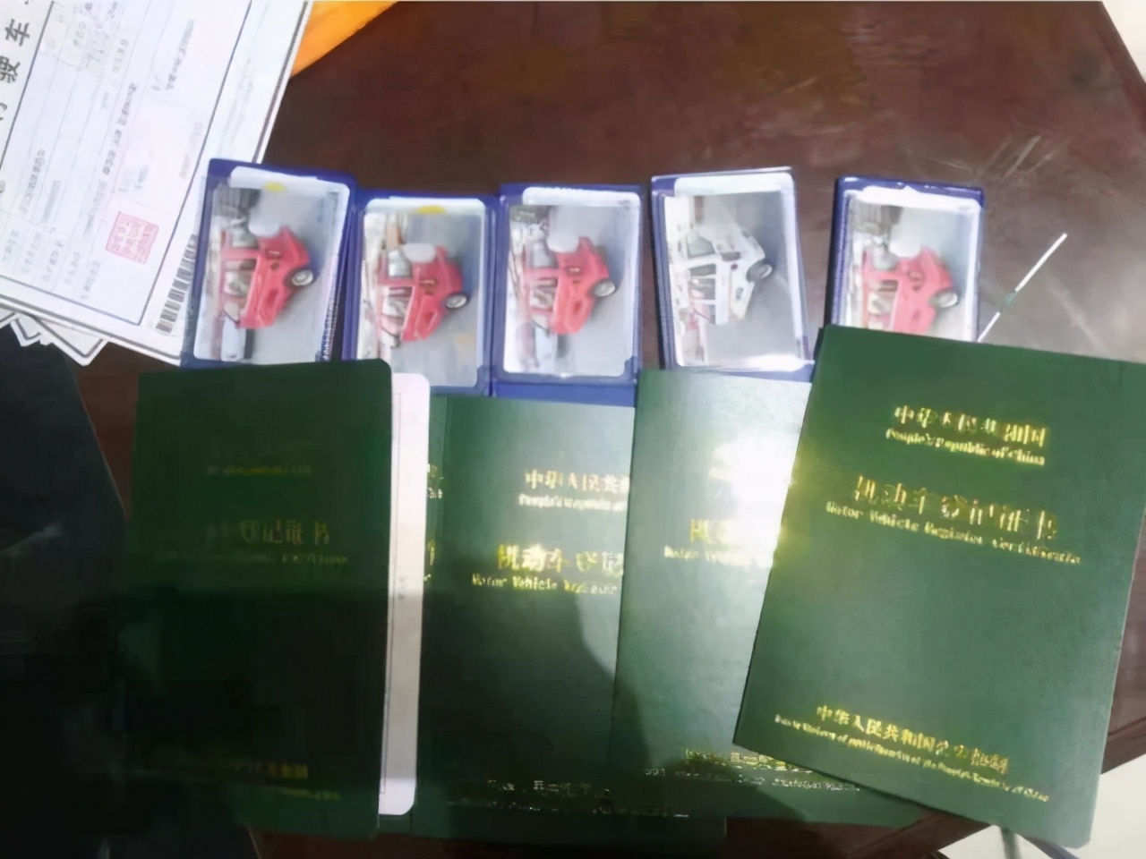 行驶证和登记证必须是同一个人么,车辆的行驶证是谁给的