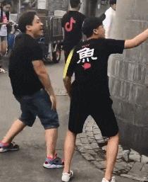 贾玲在沙发上翘二郎腿搞笑图片,贾玲跷二郎腿动图下载