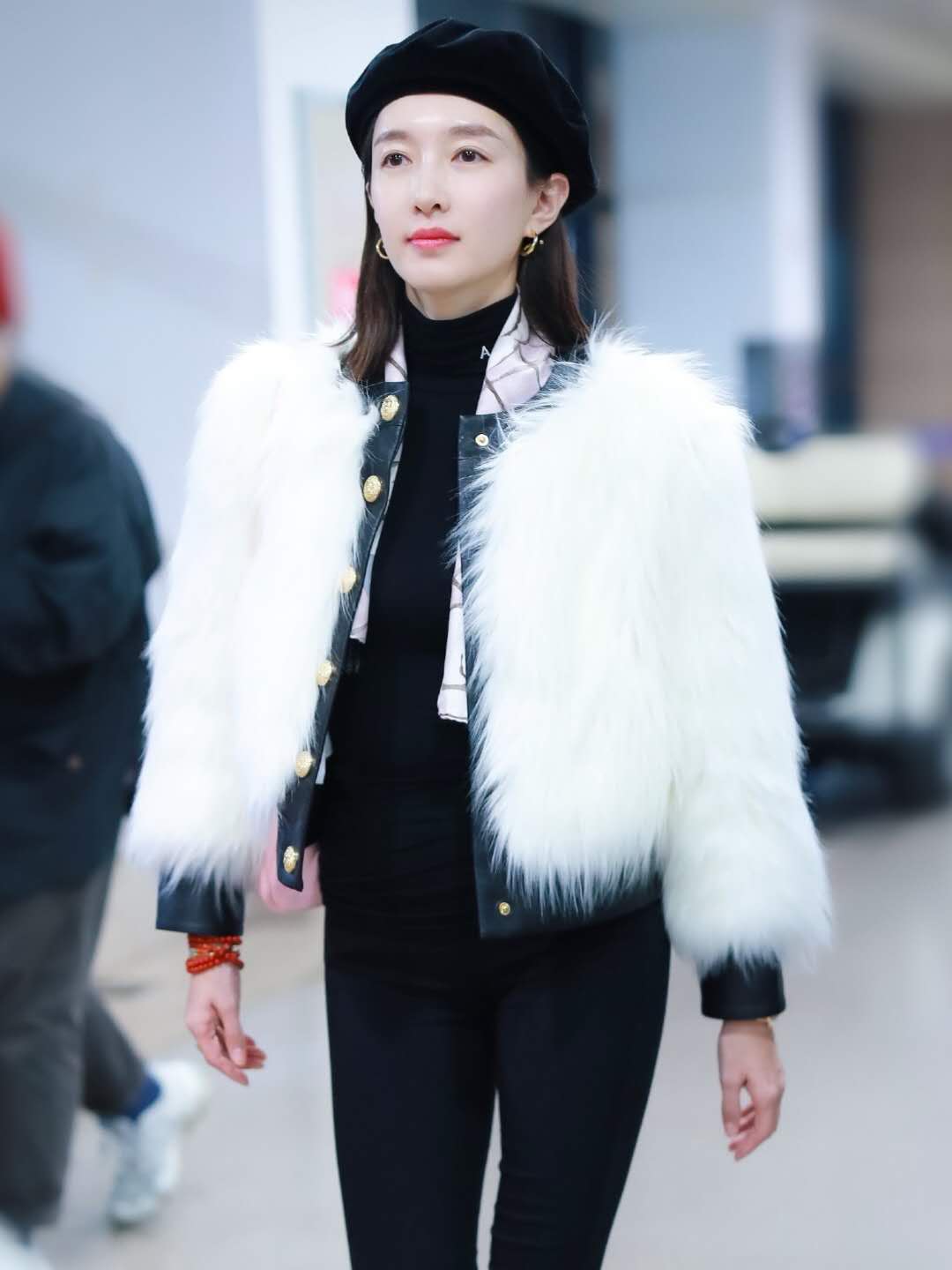 江疏影穿浅绿色,江疏影内搭荧光绿