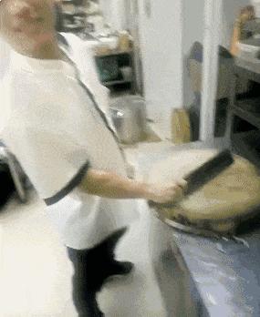 搞笑gif目光全在腿上了,爆笑gif动图我们一起出去霸气一点