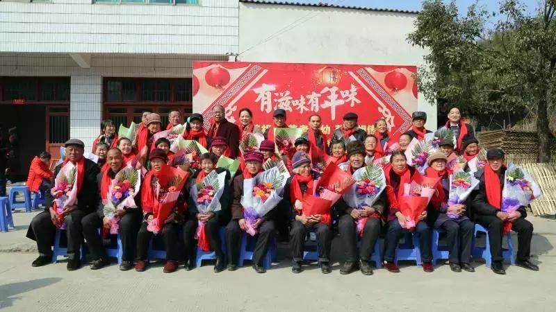 我筹备了村里有史以来第一场春节团拜会，连记者都吸引来了