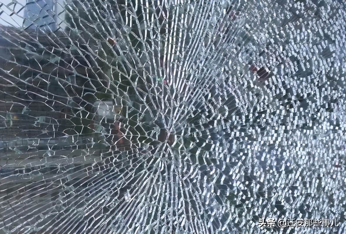 小区房玻璃爆裂是谁的责任,小区房子多户玻璃窗爆裂