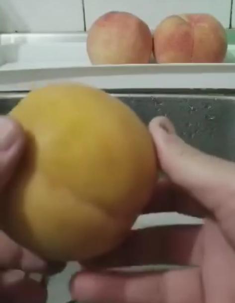 为什么用食用碱洗桃子变绿了,用碱面洗桃子变黑了还能吃吗