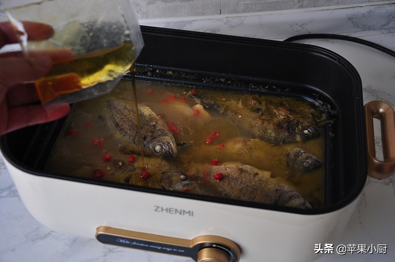 巧手主妇用海鱼做酸菜鱼，味道也不错，汤鲜肉也美味，都说味不错