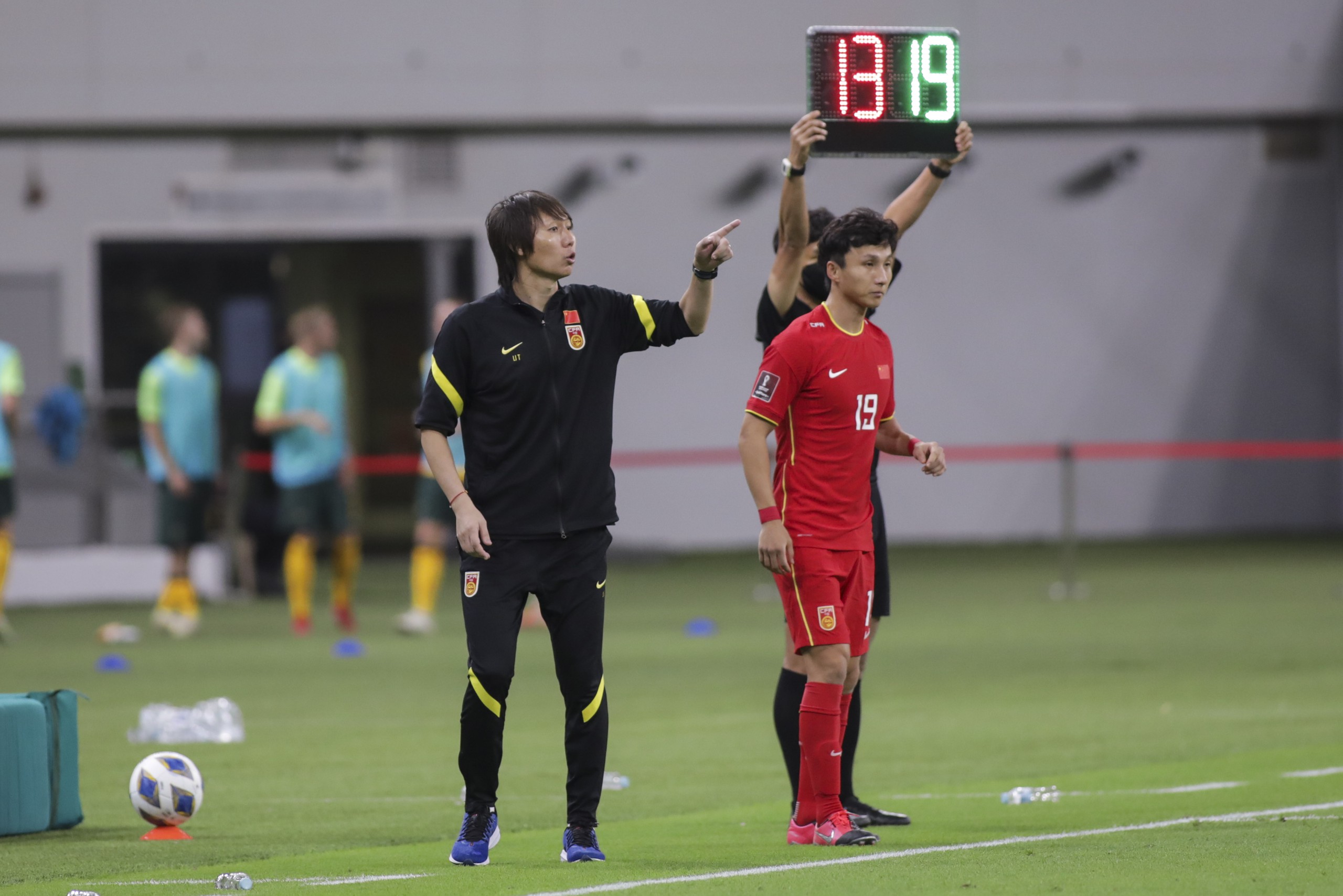 国足vs日本李铁场边指挥,国足击败越南队李铁采访