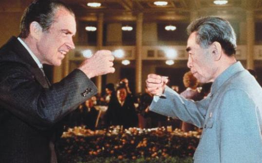 1972年,毛主席接见尼克松,笑着问他:你们常常利用姑娘做掩护?