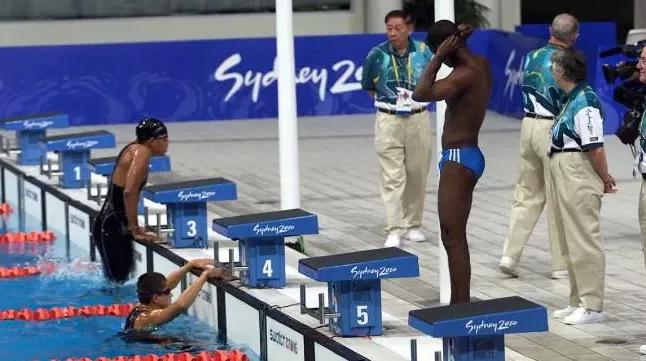 一名34岁男子跳水救人牺牲,游泳馆众人抢救溺水青年