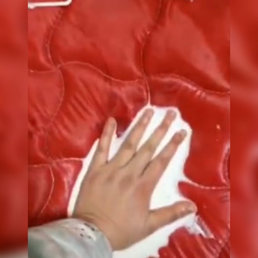 熊孩子给床垫“喂牛奶”，“牛奶床”，想想都觉得好奢侈