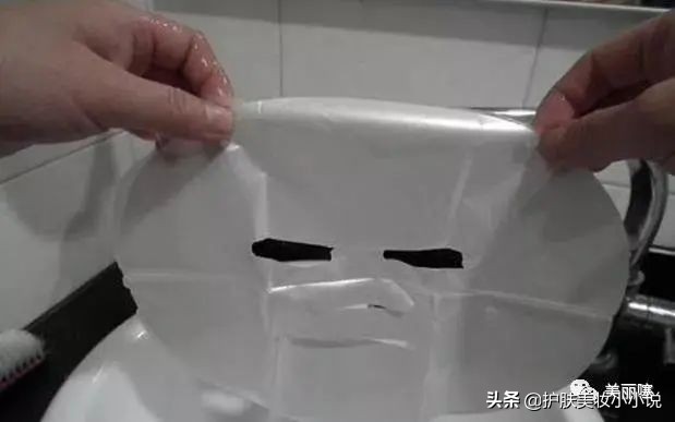 护肤：敷面膜时的面膜夹心纸你扔了吗？离职柜姐：果然是人傻钱多