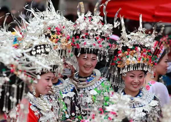 三十多块钱买的银戒指是真的吗,银戒指有黑色斑点