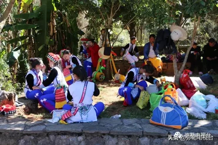 太热闹!弥勒花海、人海、车海、舞海...这些人上镜了!