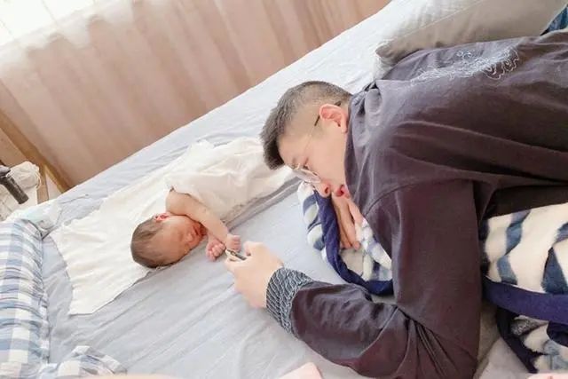 为抓住爱情,小伙将94斤女友喂胖到200斤,生娃后两人更甜蜜