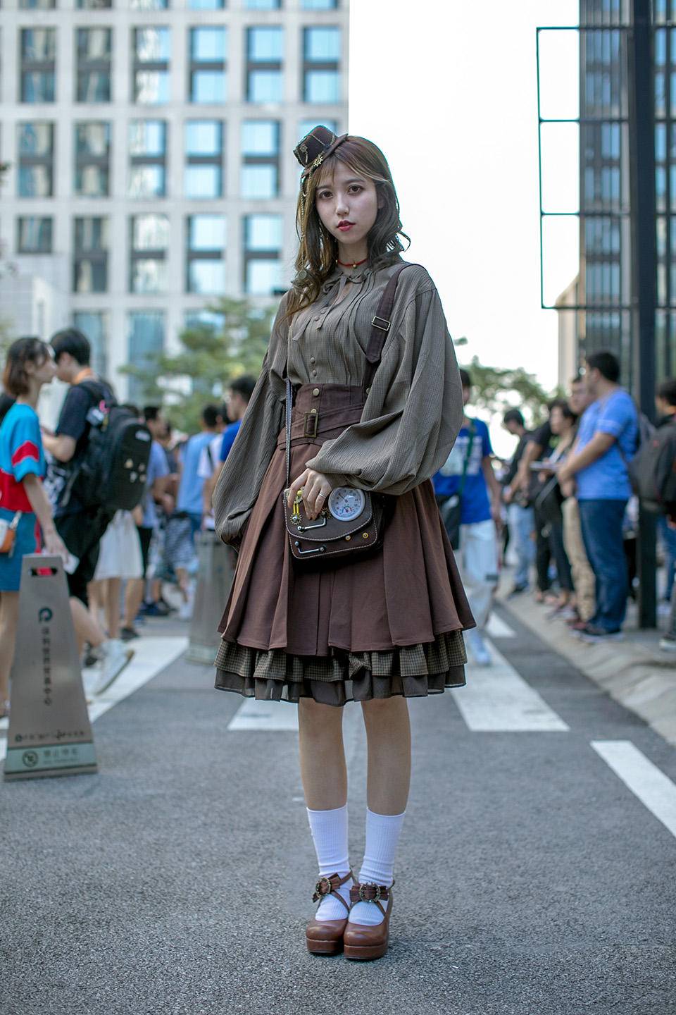 街头二次元时尚穿搭，萝莉塔裙依然大受欢迎，迷彩工装裤格外飒美