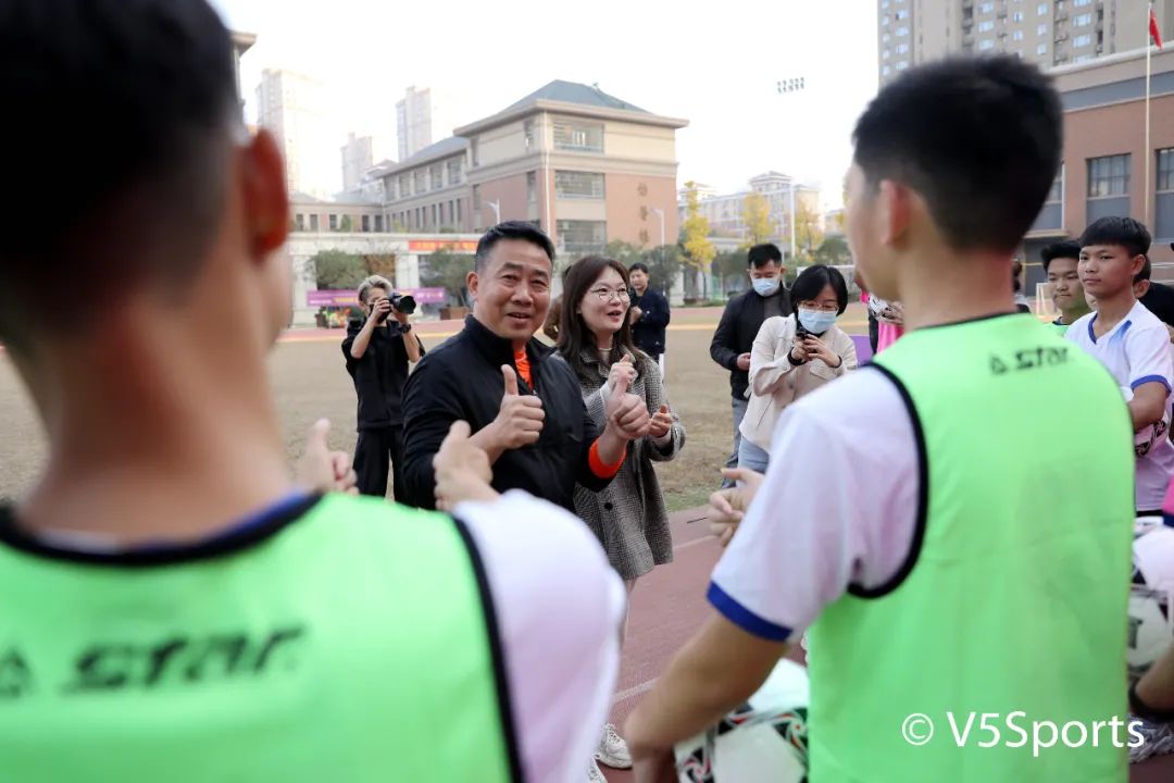 中国足协“梦想中国”公益行走进武汉市第一聋哑学校