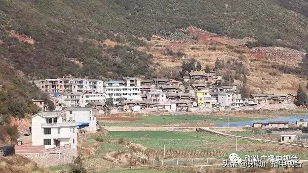 弥勒这一家子，穷！穷！富！富