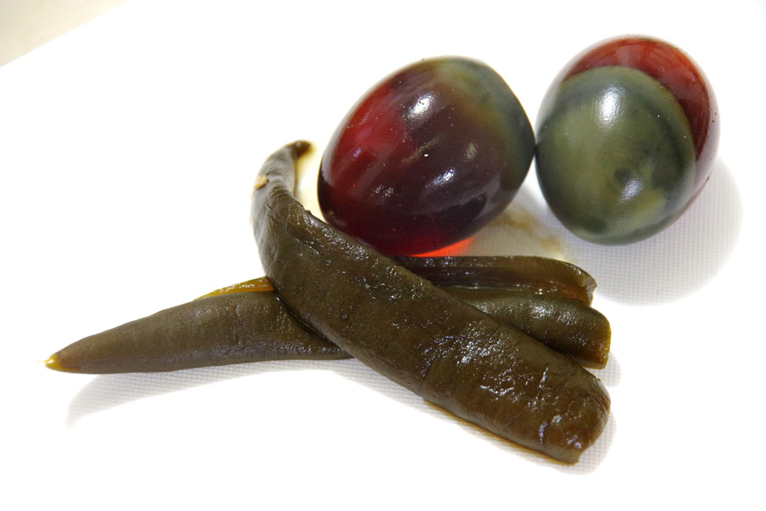 皮蛋和它一起拌简直绝配，5块钱一大盘吃上瘾了，去饭店都吃不到