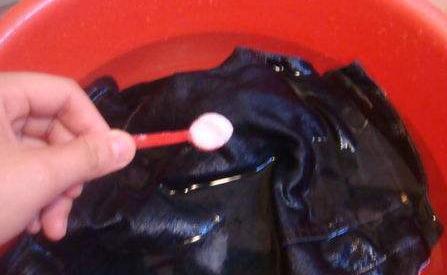 牛仔裤褪色用什么方法解决,牛仔裤褪色了怎么补救