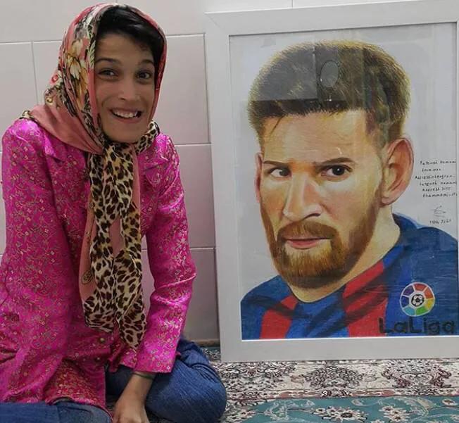 可敬的人！伊朗残疾女孩用脚画C罗：希望他（C罗）能看到我的画
