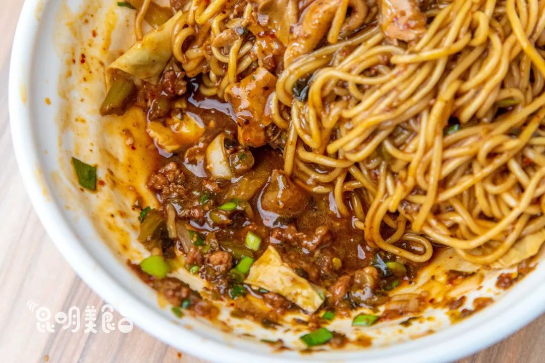 昆明330天都在排队的卤面馆，不收钱收饭票，只卖到下午2点