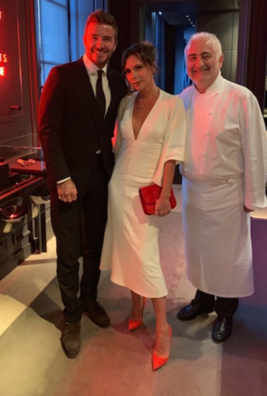 贝嫂晒小贝和女儿背影,小贝结婚纪念日完整版