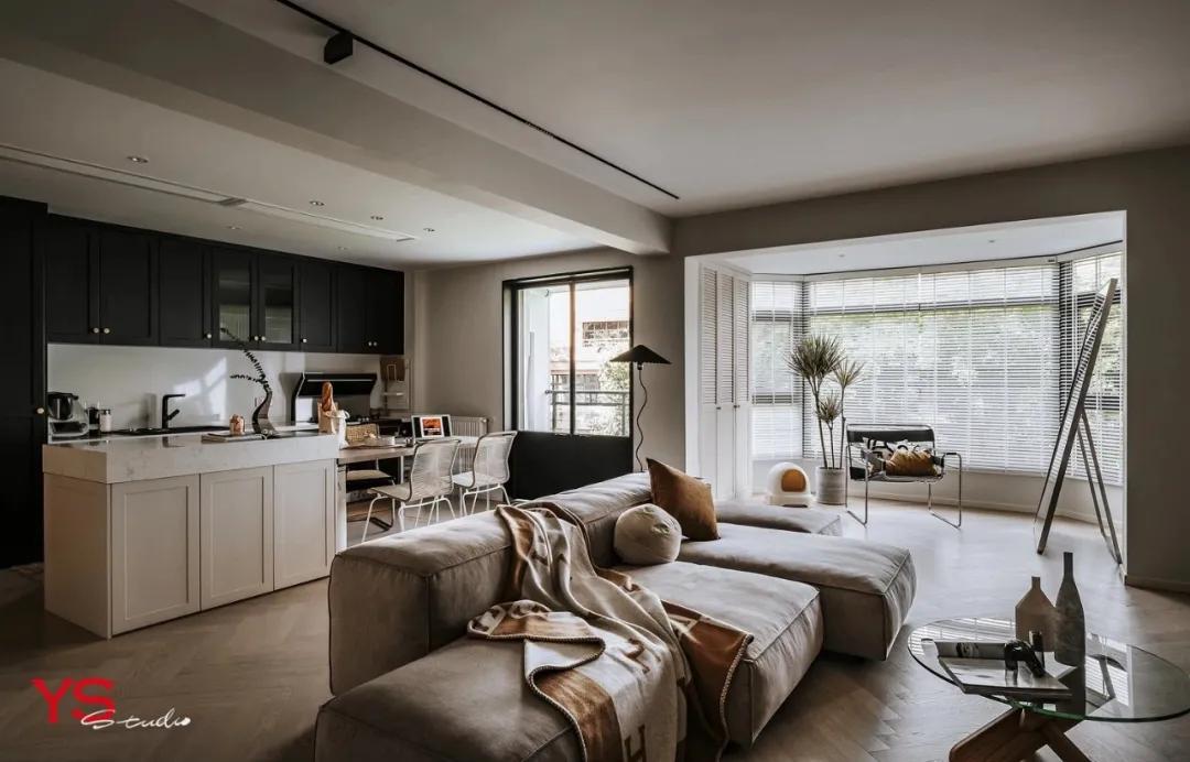 她从欧洲背回月球灯，“明明如月，何时可掇”，把家变成了艺术馆