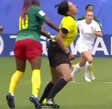 中国女裁判被推事件,女裁判被叫停比赛