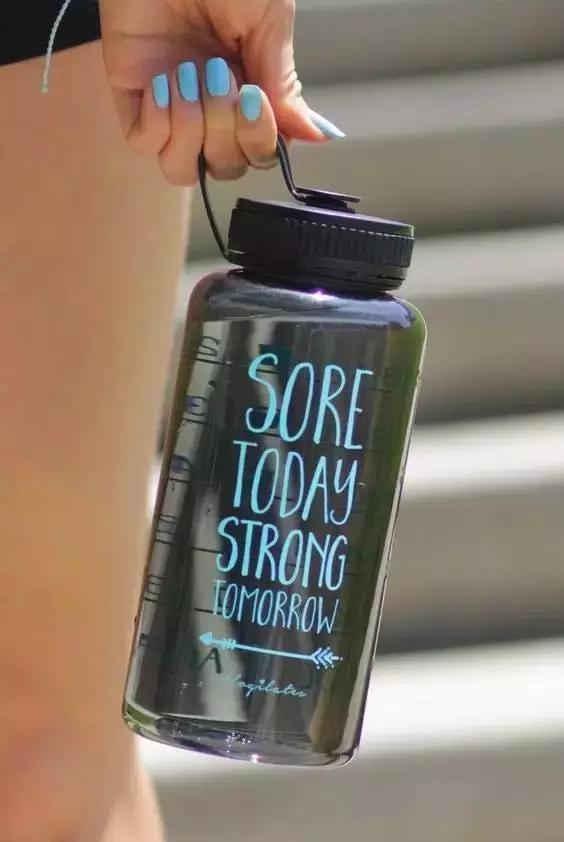 衣服粘了毛絮快速清除,洗衣机洗出来的衣服粘毛怎么办