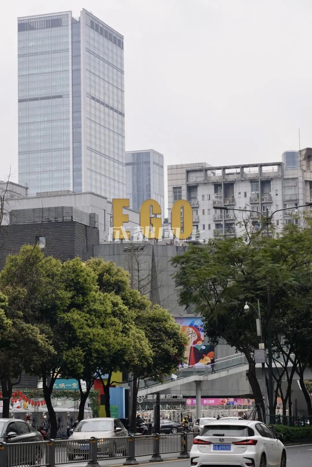 如何让成都变东京？网友：大LOGO收敛点