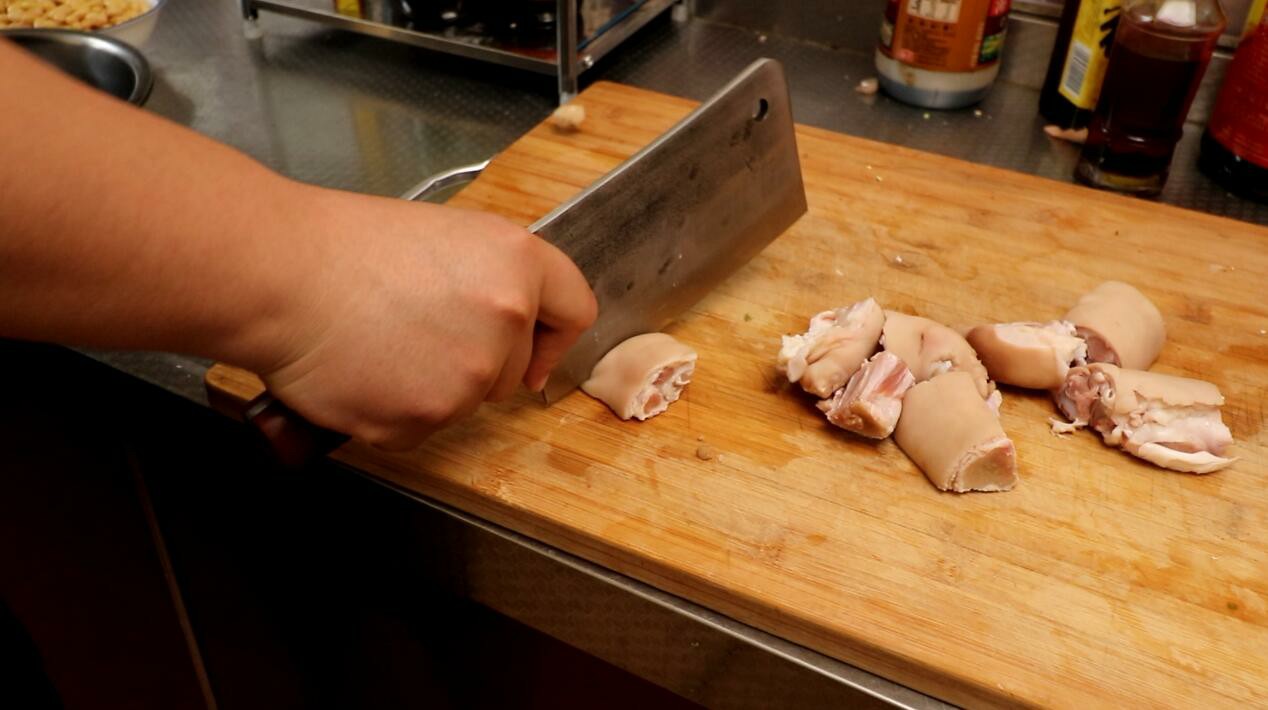 如何煮猪蹄才能又烂又入味,炖猪蹄快速软烂入味的小诀窍