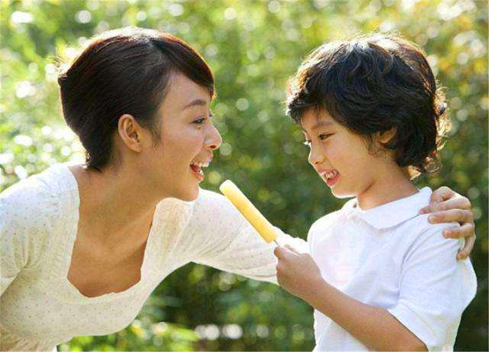 我老公被抢走了，女儿长大后太黏爸爸，妈妈哭笑不得