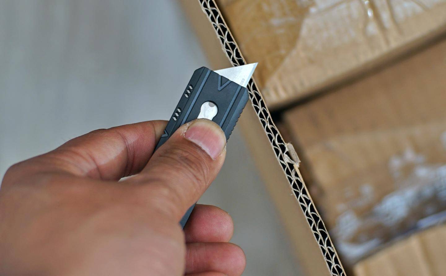 有锋度有颜值：斐戈FEGVE壁纸刀《商》上手体验