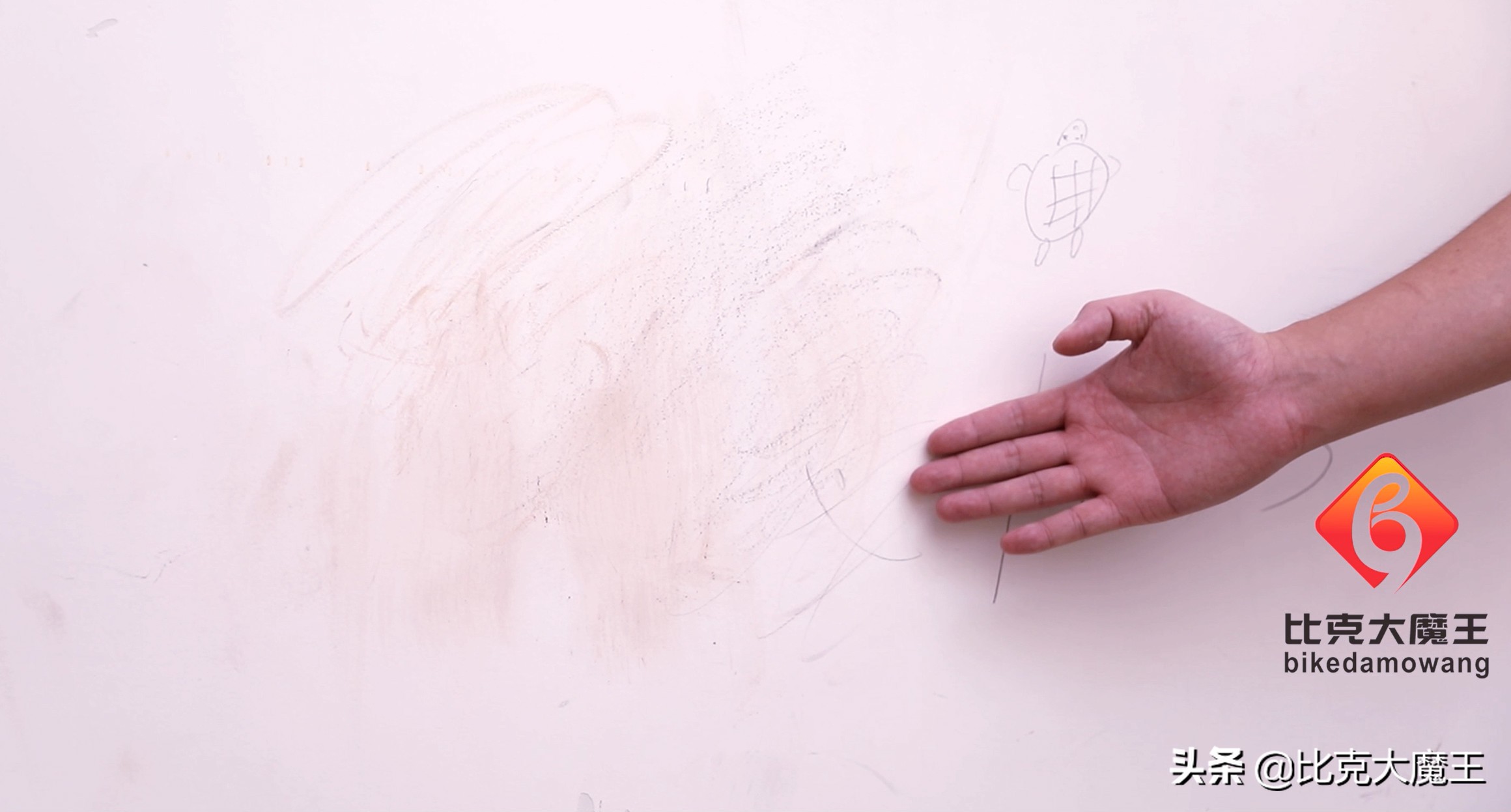 白墙脏了不用用水擦教你一招,白墙脏了重新刷有简单的办法吗