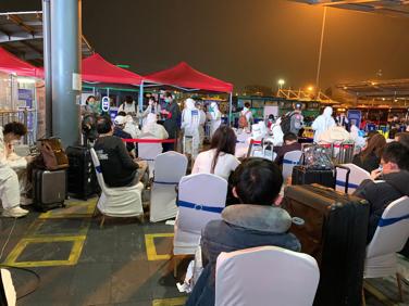 终于！经历了约30小时，这位深圳女留学生从纽约飞回了深圳