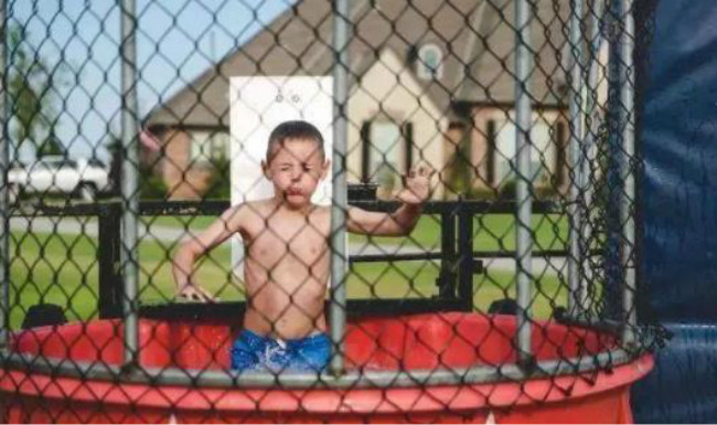 土耳其少女古灵精怪利用牛奶瓶巧拍飞机飞行画面，来学下拍照