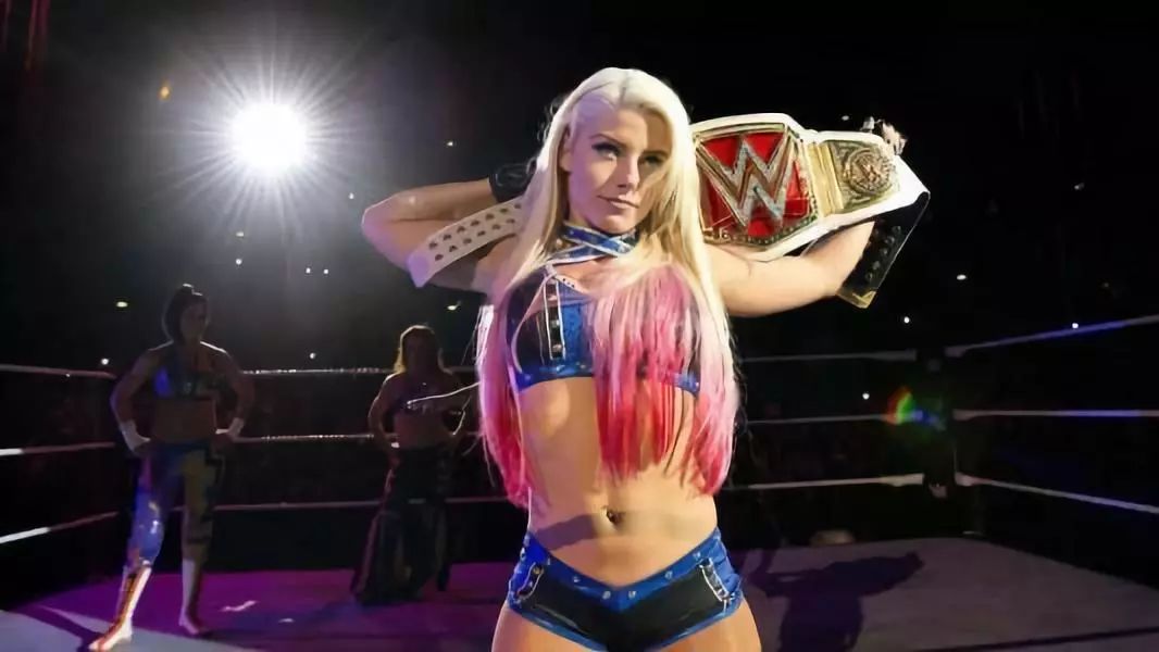 他曾经是WWE小妖精的男友，可两人的待遇却与相差悬殊