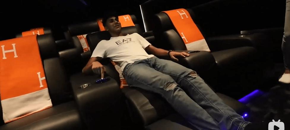 迪拜男子奋斗十年买下劳斯莱斯,迪拜小伙卖掉劳斯莱斯买法拉利