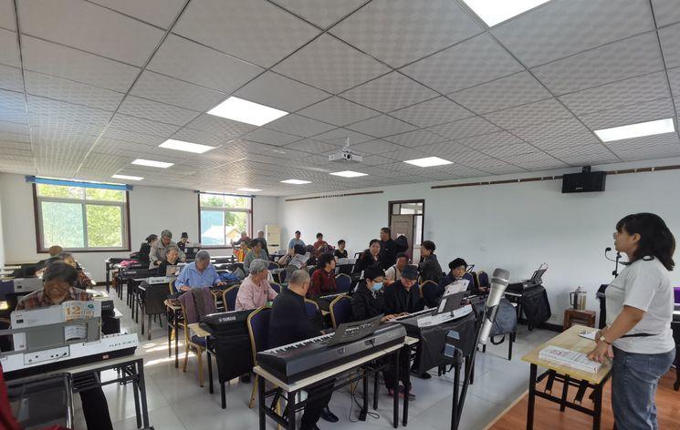 河北省邯郸市邯山区浴新南街道社工站老年大学项目蓬勃开展