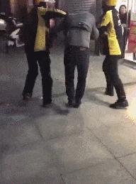 贵州美团小哥帮送酒打翻客户要5倍赔偿，我国易碎运输行业的辛酸