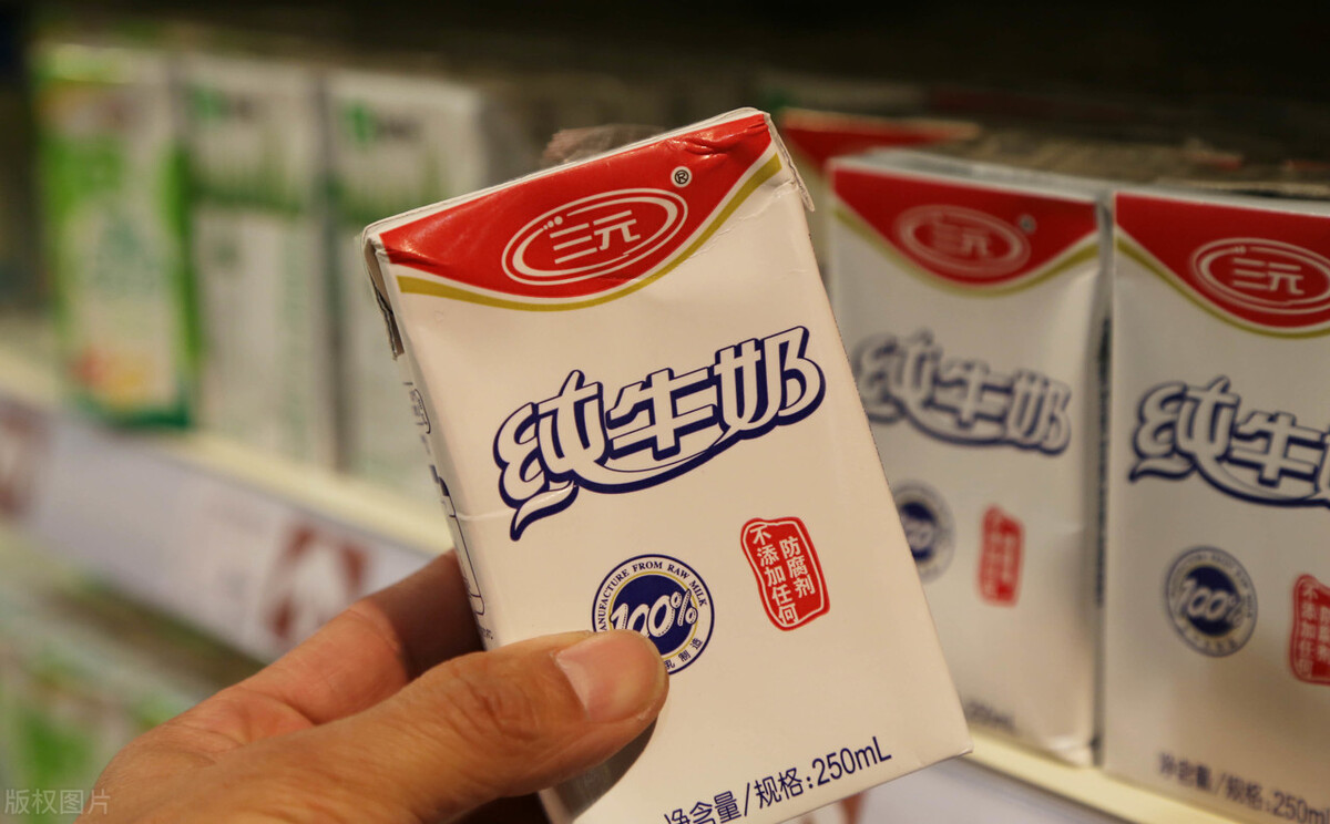 牛奶是晚上喝还是早上喝好一些,牛奶是早晨喝好还是晚上喝好