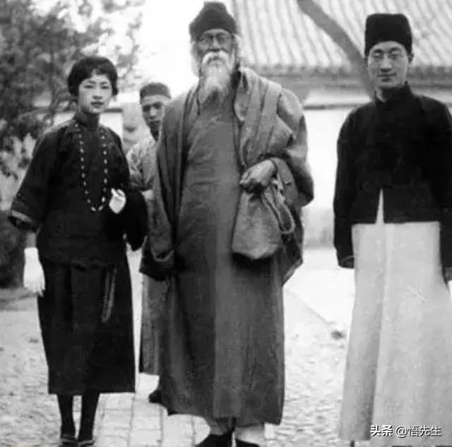 霍金年轻时帅气的照片,霍金年轻时帅照