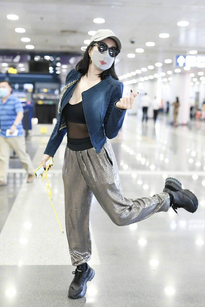 钟丽缇穿炫装亮相教外国友人说,钟丽缇一家穿亲子装牵手现身机场