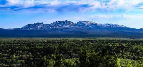 白雪横千峰，青天泻二流。登封如可作，应待翠华游——长白山